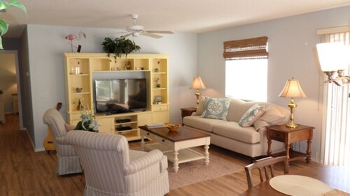L'emplacement est incroyable! Belle 2/2 Patio Villa w / GOLF CART & WiFi Près de la ville