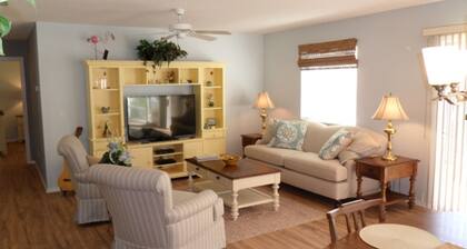 L'emplacement est incroyable! Belle 2/2 Patio Villa w / GOLF CART & WiFi Près de la ville