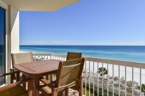 Outdoor dining - Coastal Beachfront Condo w/ Amazing Views in Central Destin! 💙🌴🌅 (Destin)