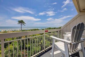 Property grounds - 313 Breakers- 3rd Floor Oceanfront & Fully Renovated (Hilton Head Island)