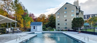 Mysig ski lÀgenhet med utsikt över bergen och delad pool, badtunna och bastu