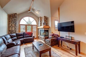 TV, fireplace - Elk Ridge Trail Townhome: Spacious, Cool Location (Breckenridge)