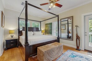 3 bedrooms, iron/ironing board, free internet, bed sheets