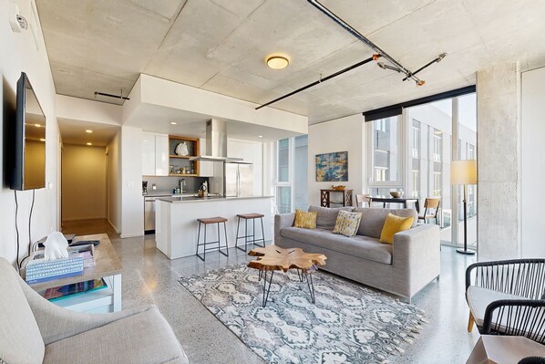 Una televisión, un reproductor de DVD, una mesa de tenis de mesa