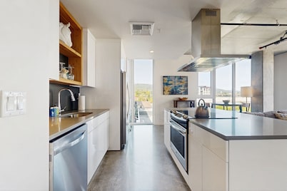 Newly Finished Nob Hill Condo w/ Great Walkability and Central Location