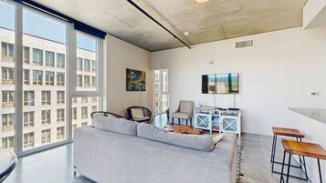 TV, lettore DVD, tavolo da ping pong, videoteca