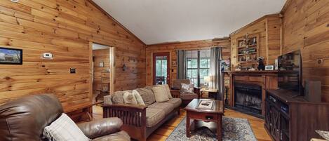 Fernseher, Kamin, DVD-Player