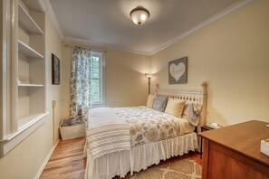 4 bedrooms, iron/ironing board, free WiFi, bed sheets