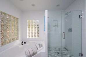 Combined shower/tub, hair dryer, towels - 3 BR Siesta Key Mid-Century Oasis w/Pool (Siesta Key)