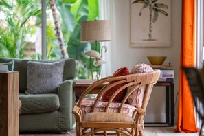 Smart TV, books, stereo, offices