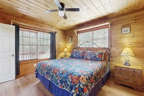 2 slaapkamers, een strijkplank/strijkijzer, internet, beddengoed