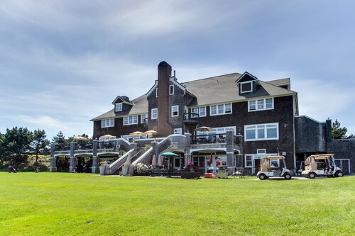 Cozy home w/ private hot tub, near Ridge Trail and golf