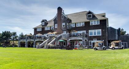 Cozy home w/ private hot tub, near Ridge Trail and golf