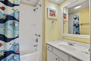 Shower, hair dryer, towels - Surf Court 15 - Beautiful Townhouse - 1 block to the Beach (Hilton Head Island)