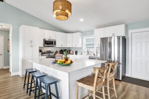 Réfrigérateur, micro-ondes, four, lave-vaisselle