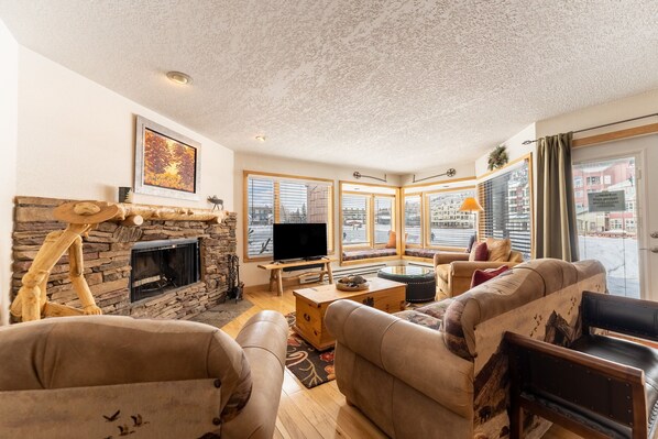 TV, fireplace, DVD player - Lakeside Village Condo w/ Great Panoramic Lake Views, Steps from Activities (Keystone)