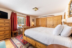 1 bedroom, iron/ironing board, internet, bed sheets - Lakeside Village Condo w/ Great Panoramic Lake Views, Steps from Activities (Keystone)