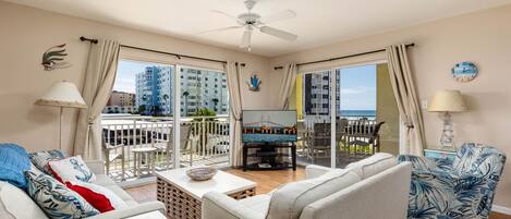 Televisión, reproductor de DVD, estéreo