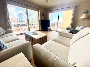 Televisión, reproductor de DVD y estéreo 