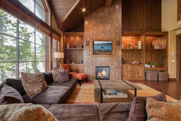 Televisión, chimenea, estéreo