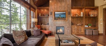 Village Walk  - Private Hot Tub, HOA Amenities, Pet Friendly, Walk to Lifts!