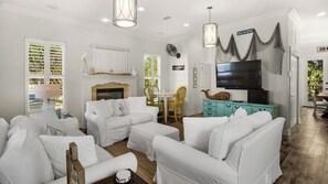 Una Smart TV, una chimenea, un reproductor de DVD