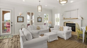 Una Smart TV, una chimenea, un reproductor de DVD