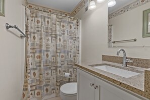 Een douche, handdoeken