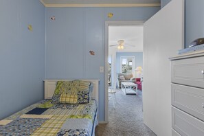 2 slaapkamers, een strijkplank/strijkijzer, internet, beddengoed