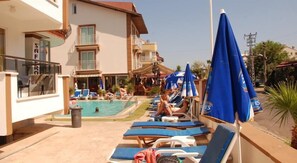 Außenpool, Sonnenschirme, Liegestühle