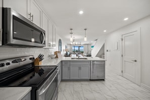 Fridge, microwave, stovetop, dishwasher