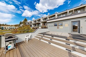 Terrace/patio - Lakefront retreat with mountain views, covered parking & updated interiors (Dillon)