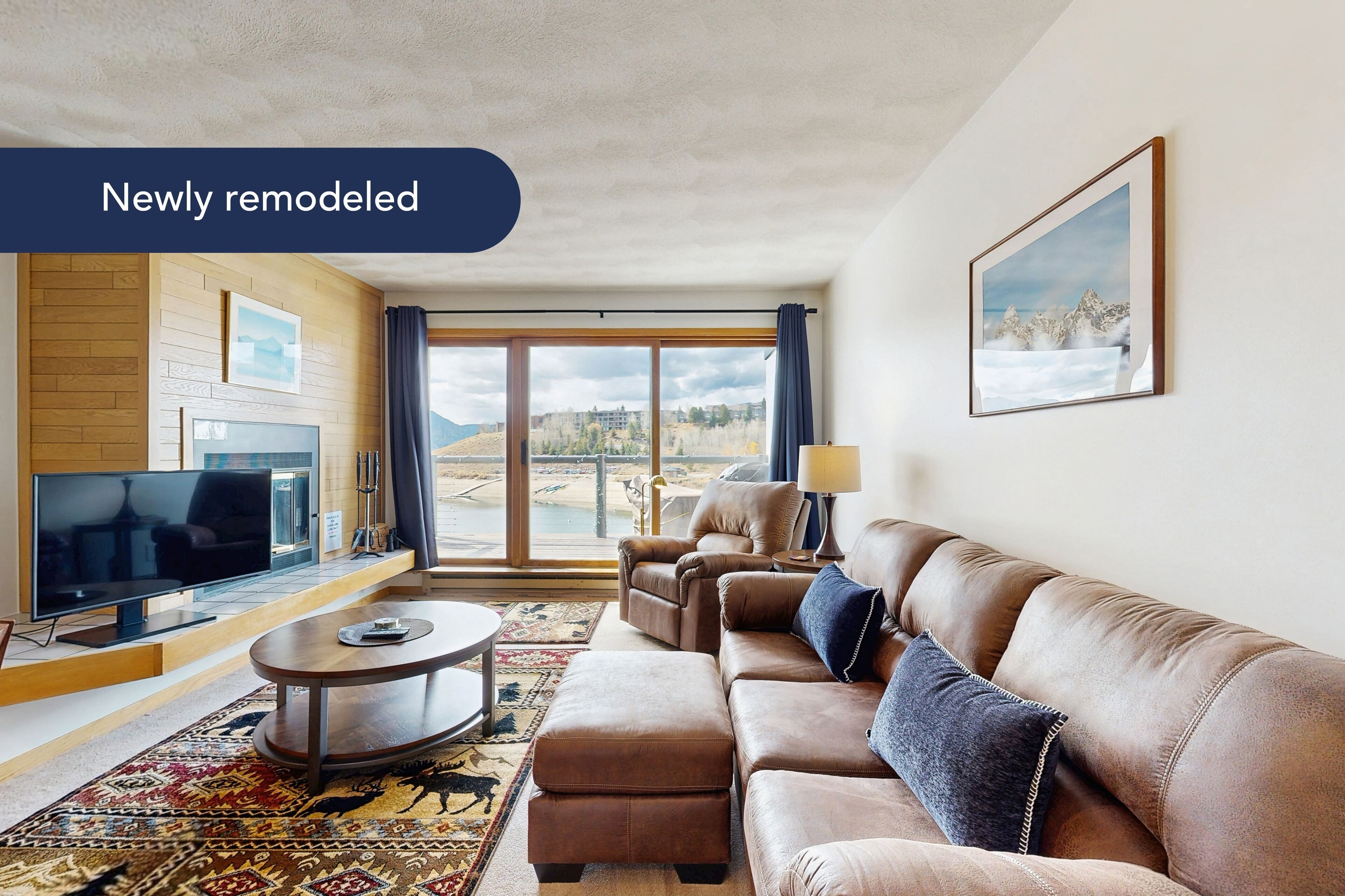 Tv, eldstad, dvd-spelare och böcker