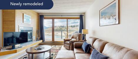 Tv, eldstad, dvd-spelare och böcker