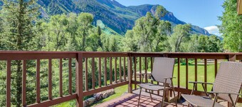 Waterfront cabins next to nature preserve - private hot tub & river views