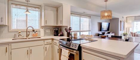 Refrigerador, microondas, horno y parrilla de estufa