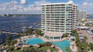 Um hotel alto com piscina e marina.