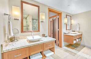 Kombination af bruser/badekar, hårtørrer, håndklæder