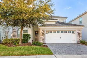 Exterior detail - Champions Gate Luxury 6 Bedroom Resort Villa With Spa and Games Room on Golf Course community (Davenport)