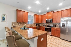 Fridge, microwave, oven, stovetop - Champions Gate Luxury 6 Bedroom Resort Villa With Spa and Games Room on Golf Course community (Davenport)