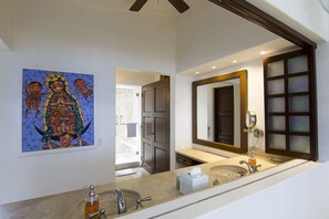 Douche, serviettes fournies, papier de toilette