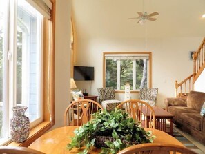 Televisión, reproductor de DVD y libros 