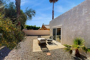 Outdoor dining - Recently Updated Home w/ Private Patios: 15 Mins From Downtown Palm Springs (Desert Hot Springs)
