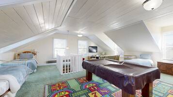 5 bedrooms, iron/ironing board, WiFi, bed sheets