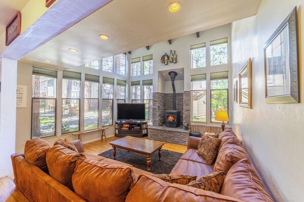 Interior - Sunlit Condo w/ Pool, Jacuzzi & Sauna 338 (Mammoth Lakes)