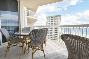 Outdoor dining - Refreshing coastal beachfront condo w/updated flooring! (Destin)