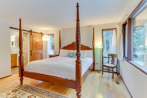 3 bedrooms, iron/ironing board, internet, bed sheets