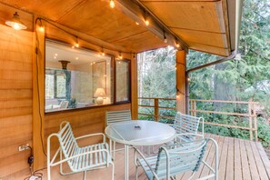 Outdoor dining - Northwest Art & Stylish Comfort Nestled Among the Trees (Port Angeles)