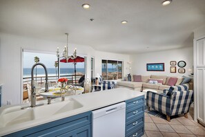 Interior - Panoramic Ocean View White Sandy Beaches   Community Jacuzzi (Oceanside)