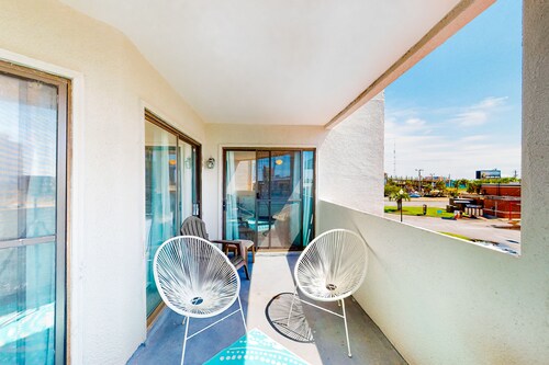 Cozy condo in paradise with pool, sauna & private dock - snowbird-friendly